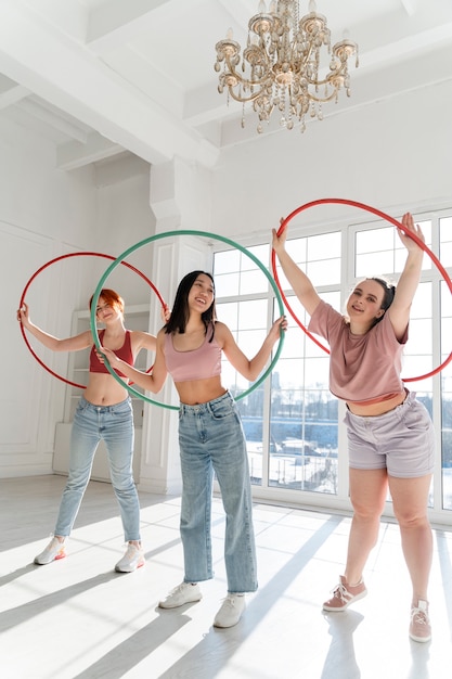 Kostenloses Foto junge frauen mit hula-hoop-reifen