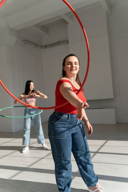 Junge Frauen mit Hula-Hoop