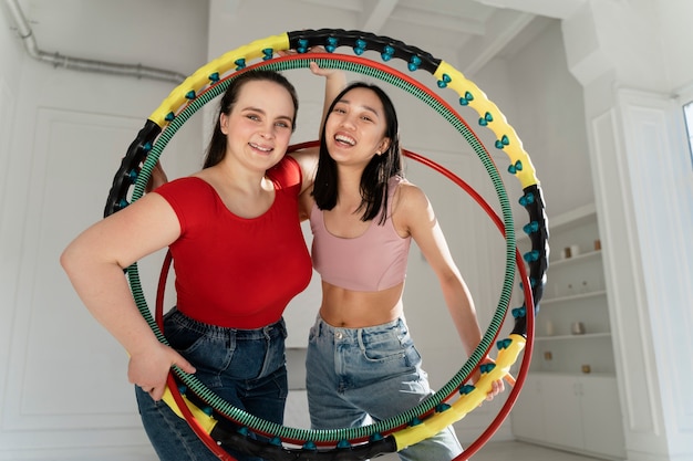 Kostenloses Foto junge frauen mit hula-hoop