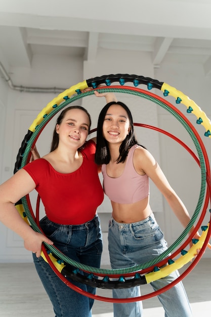 Kostenloses Foto junge frauen mit hula-hoop