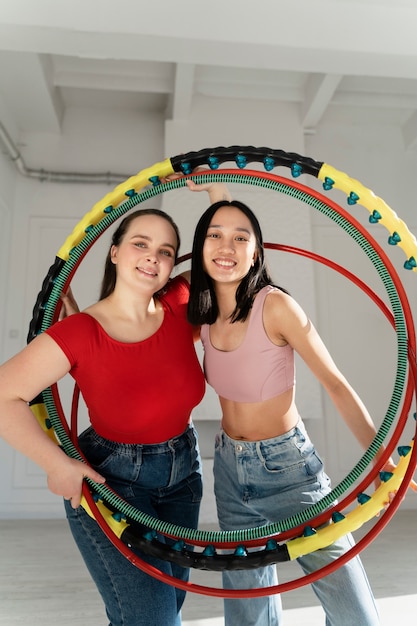 Junge Frauen mit Hula-Hoop