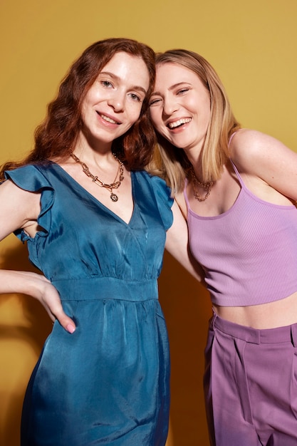 Junge Frauen mit Kettenhalsketten posieren