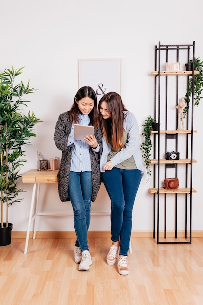 Kostenloses Foto junge frauen mit tablette im büro