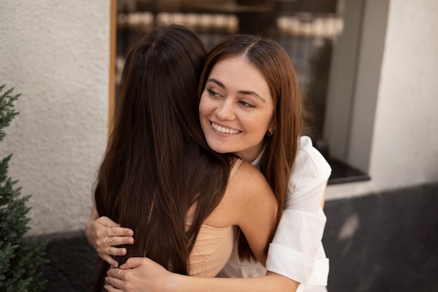 Kostenloses Foto junge frauen treffen sich im eiskaffee-café