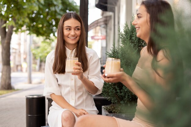 Junge Frauen trinken Eiskaffee