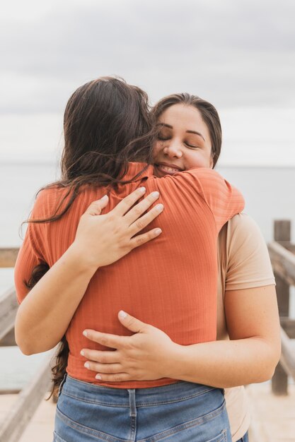 Junge Frauen umarmen sich