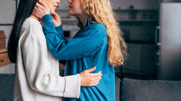 Kostenloses Foto junge frauen zu küssen