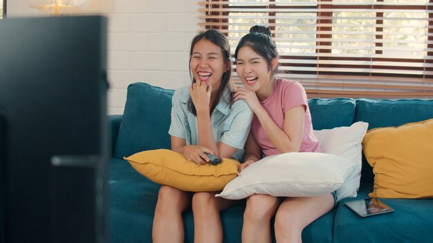 Junge Frauenpaare Asiens lesbische lgbtq, die zu Hause fernsehen