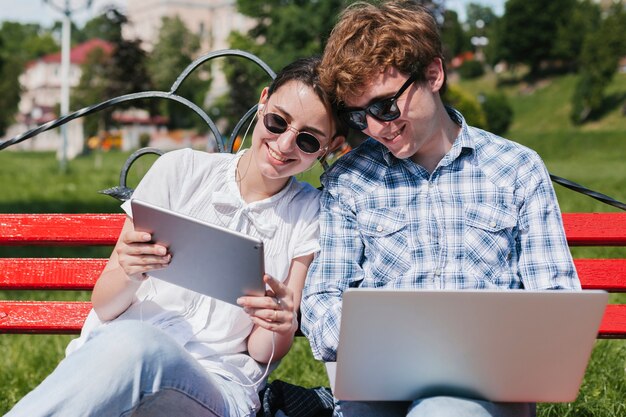 Kostenloses Foto junge freiberufler, die im park arbeiten