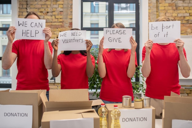 Junge freiwillige bei der arbeit in einem distributionszentrum, die beschäftigt aussehen