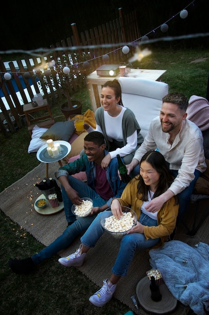 Junge Freunde amüsieren sich im Kino unter freiem Himmel