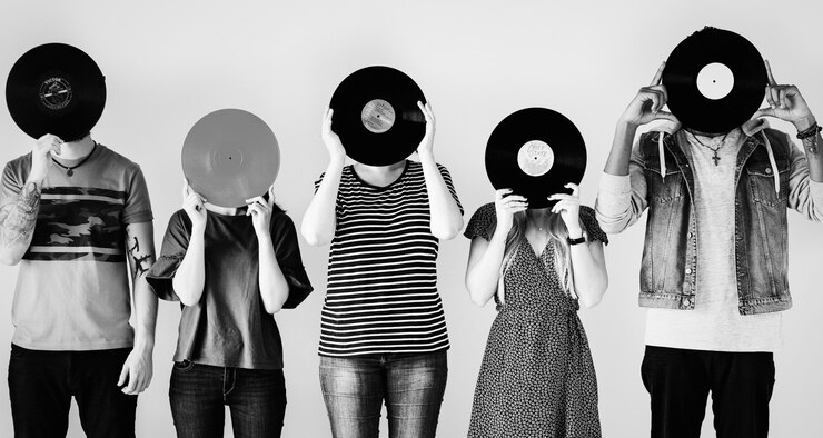 Kostenlose Foto junge freunde bedecken ihre gesichter mit vinyls