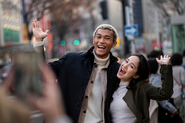 Kostenloses Foto junge freunde, die durch japan reisen