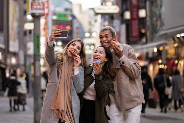 Kostenloses Foto junge freunde, die durch japan reisen