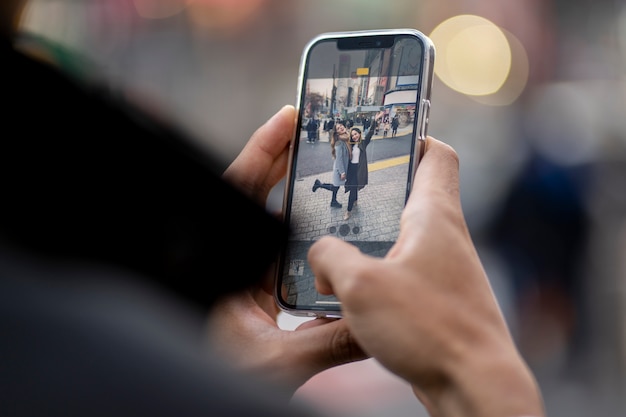 Junge freunde, die fotos machen, während sie durch japan reisen