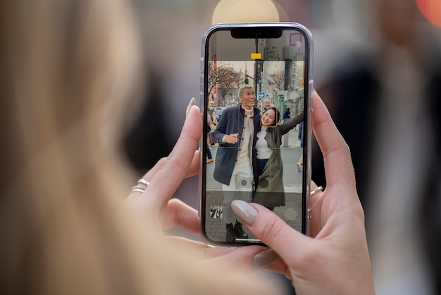 Junge freunde, die fotos machen, während sie durch japan reisen