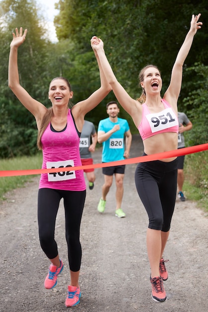 Junge Freunde, die für einen Marathon finnisch sind