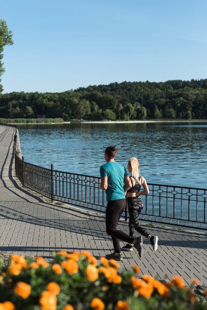 Junge Freunde, die in den Park laufen