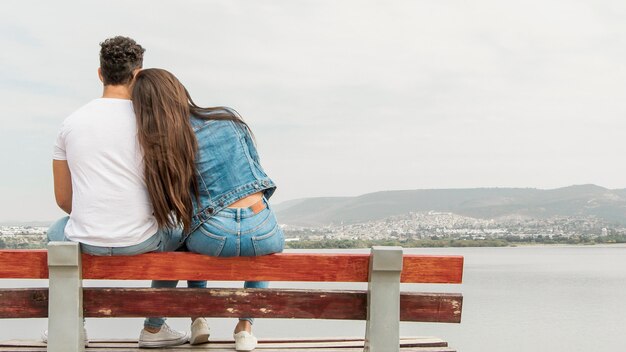 Junge Freunde, die Naturblick genießen