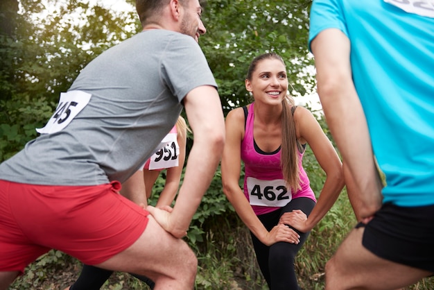 Junge Freunde, die sich auf einen Marathon vorbereiten