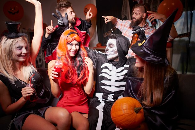 Junge Freunde, die Spaß an der Halloween-Party haben
