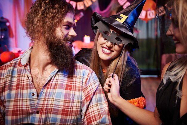 Junge Freunde, die Spaß an der Halloween-Party haben