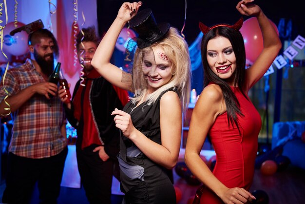 Junge Freunde, die Spaß an der Halloween-Party haben