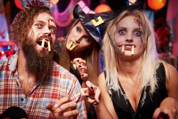 Junge Freunde, die Spaß an der Halloween-Party haben