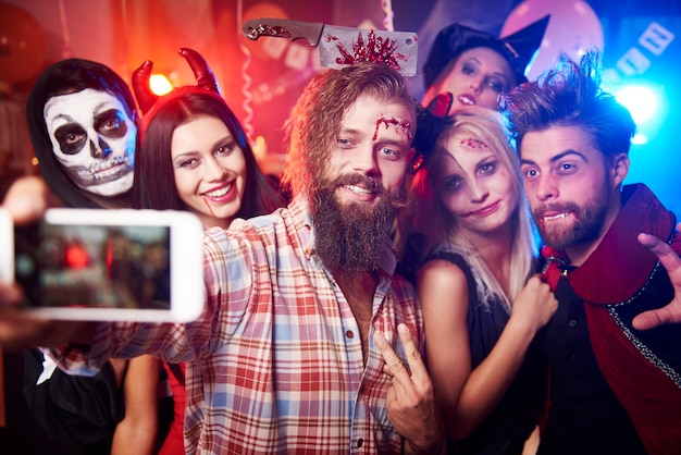 Junge Freunde, die Spaß an der Halloween-Party haben