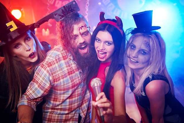 Junge Freunde, die Spaß an der Halloween-Party haben