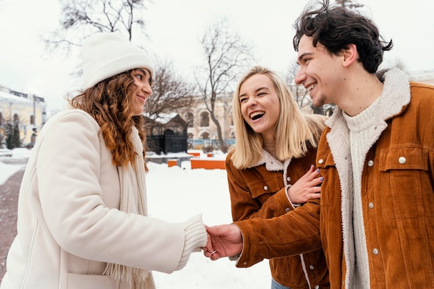 Junge freunde im freien genießen zeit zusammen