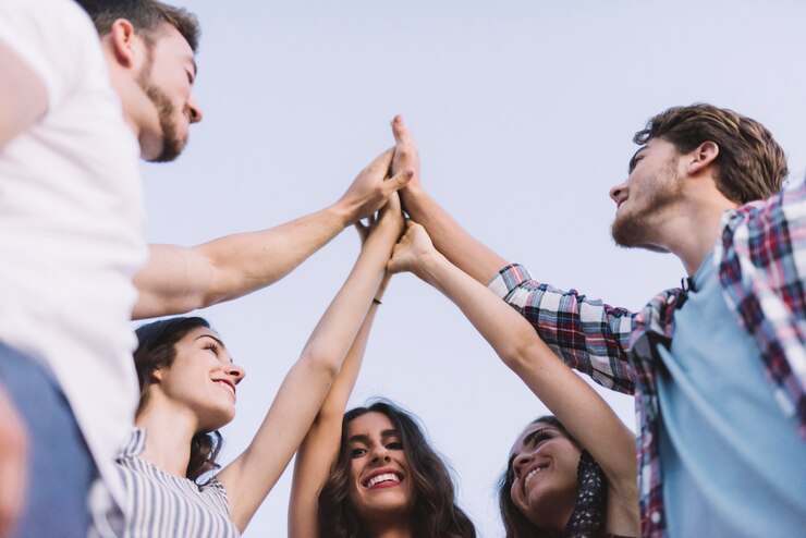 Kostenlose Foto junge freunde klatschen hände