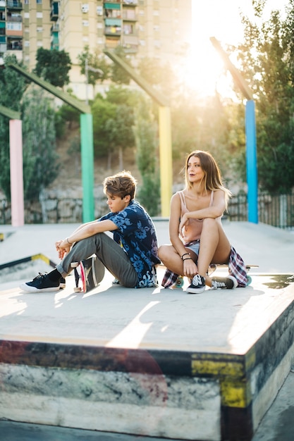 Junge freunde posieren im skatepark