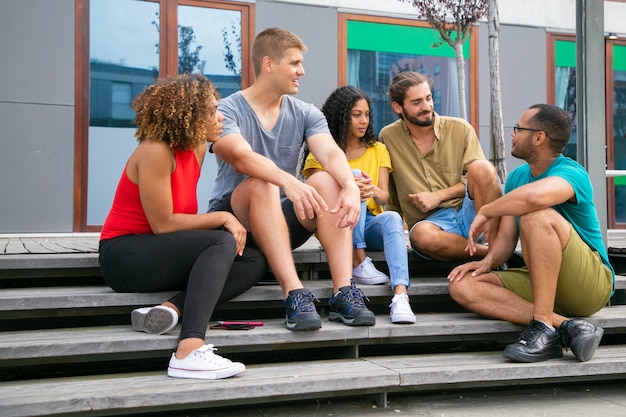 Kostenloses Foto junge freunde sitzen auf stufen