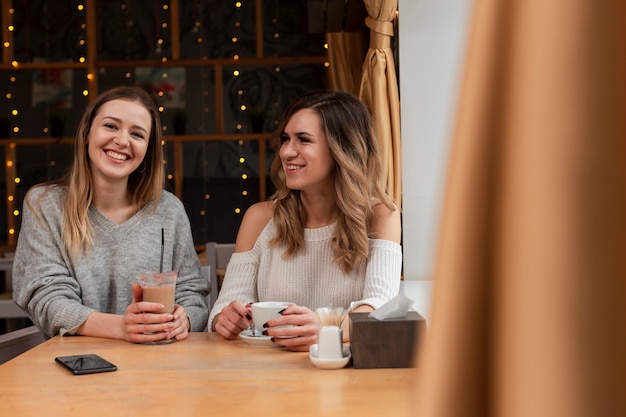 Kostenloses Foto junge freundinnen im restaurant