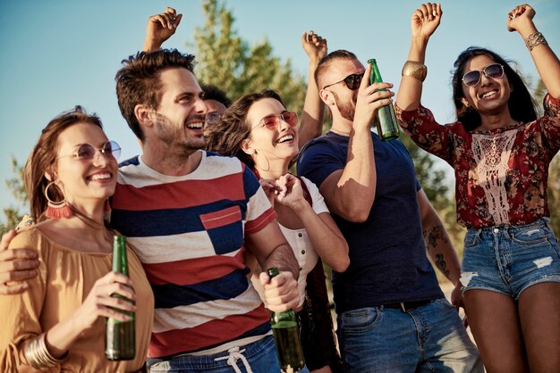 Junge fröhliche Leute tanzen im Freien