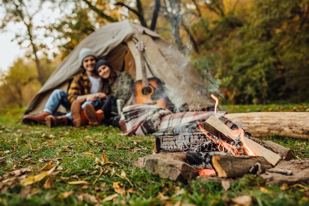 Junge geliebte Touristenpaare haben ein Date im Wald