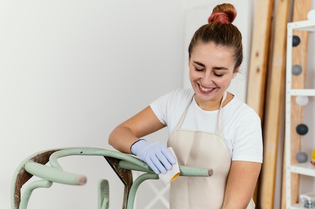 Kostenloses Foto junge geschäftsfrau, die arbeitet