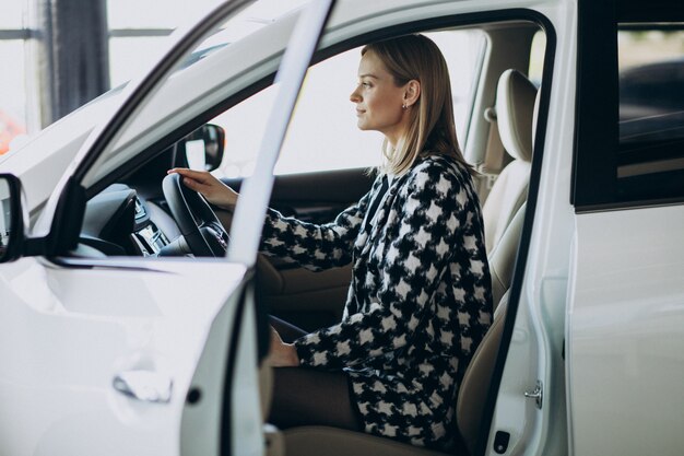 Junge Geschäftsfrau, die ein Auto wählt