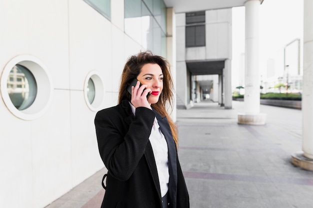 Junge Geschäftsfrau, die telefonisch spricht