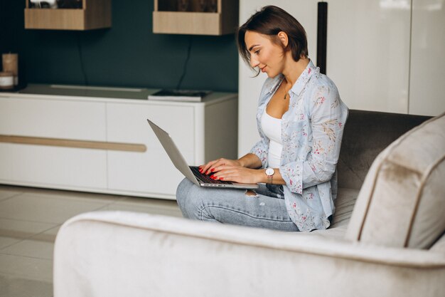 Junge Geschäftsfrau, die zu Hause an einem Computer arbeitet