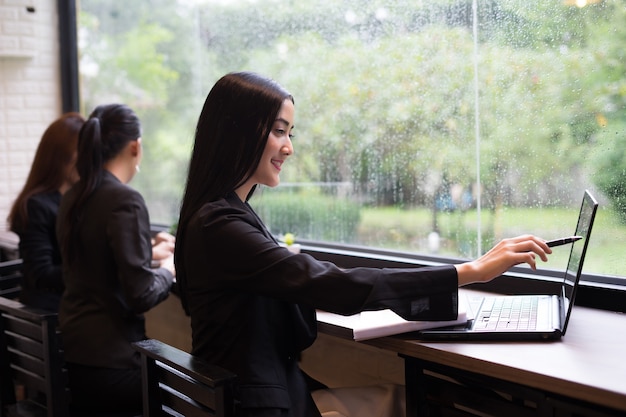 Junge Geschäftsfrau haben an Laptop im Büro arbeiten