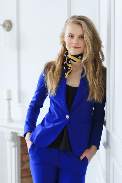 Kostenloses Foto junge geschäftsfrau im blauen kleid