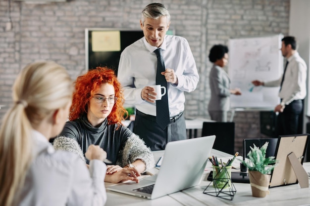 Ziel und Funktionen: Büro-Teamwork-Szene, Beispiel für exzellente Mitarbeiterführung.