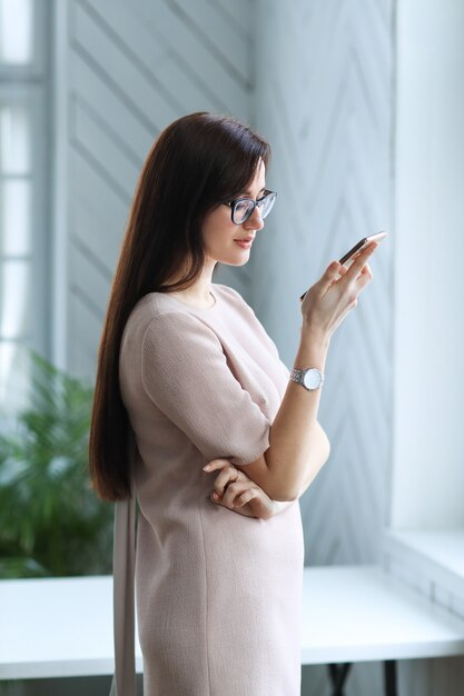Junge Geschäftsfrau mit Smartphone
