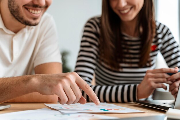 Junge Geschäftsleute arbeiten