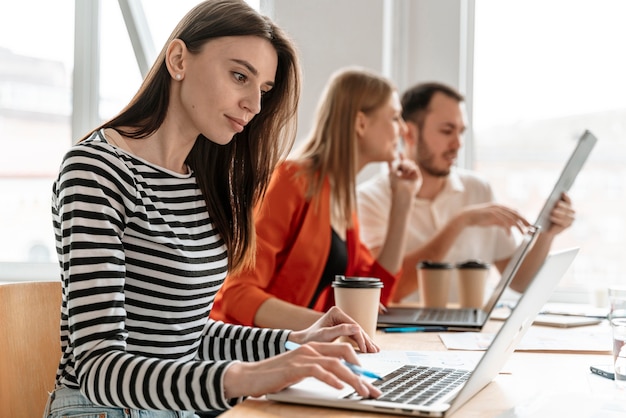 Junge Geschäftsleute, die am Laptop arbeiten