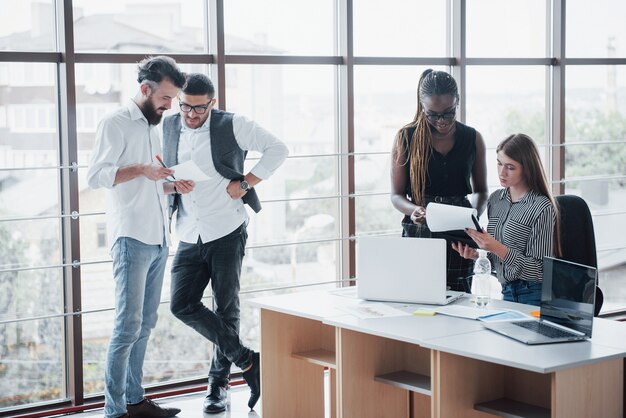 Junge Geschäftsleute diskutieren während eines Meetings im Büro gemeinsam über neue kreative Ideen