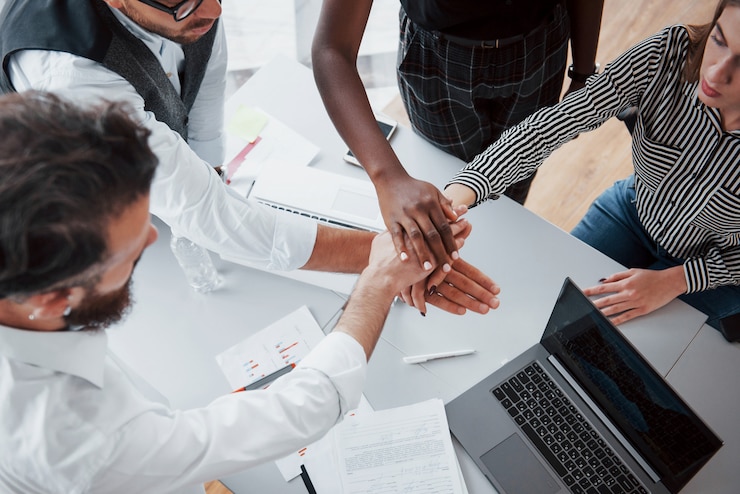 Kostenlose Foto junge geschäftsleute diskutieren während eines meetings im büro gemeinsam über neue kreative ideen