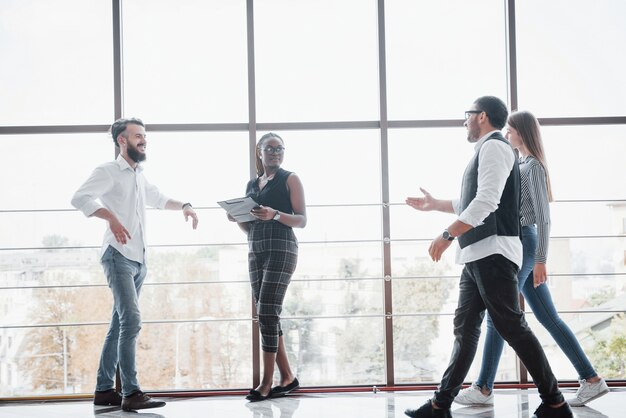 Junge Geschäftsleute diskutieren während eines Meetings im Büro gemeinsam über neue kreative Ideen